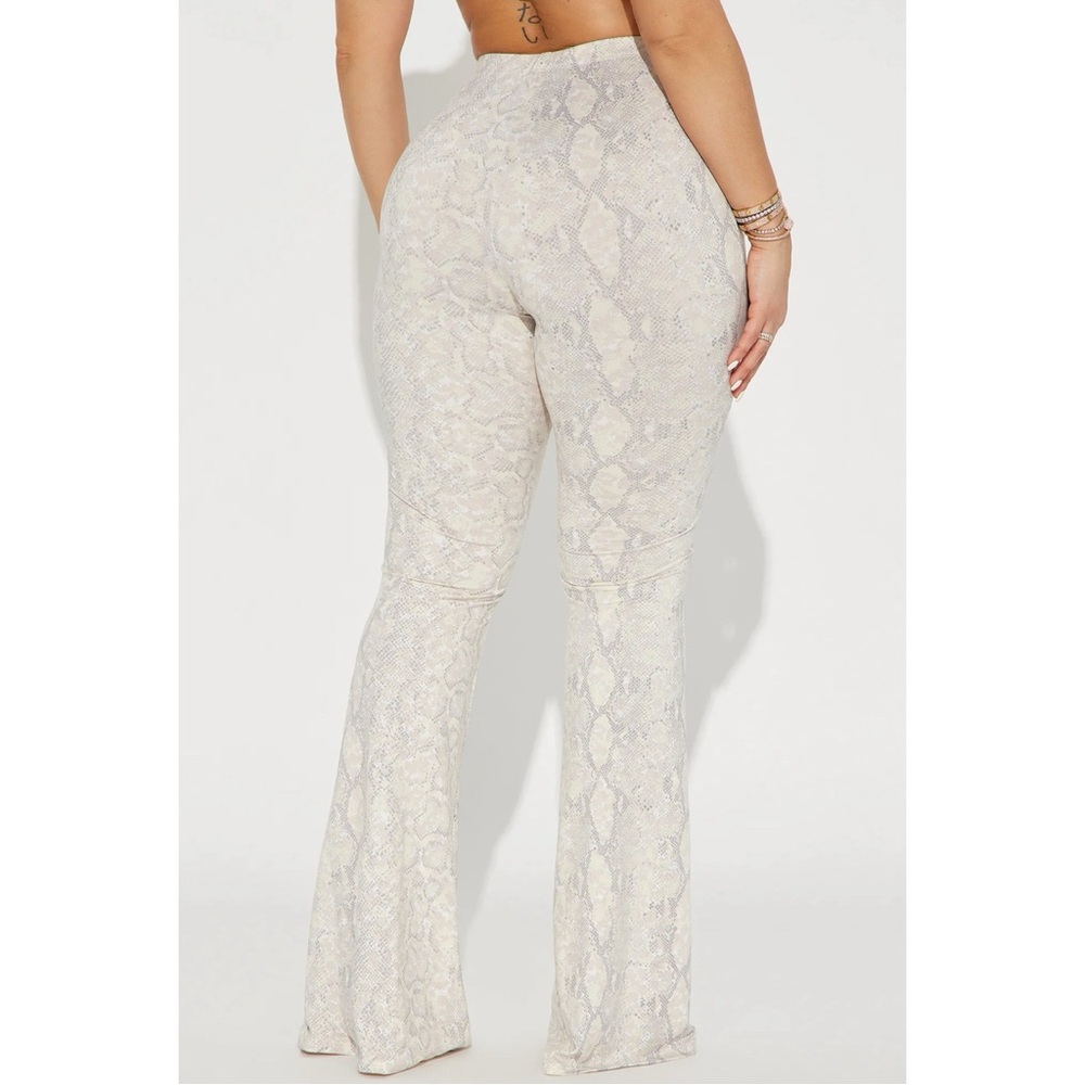 Snakeskin cream/white flare pants juniors size small high rise stretchy - Picture 3 of 3